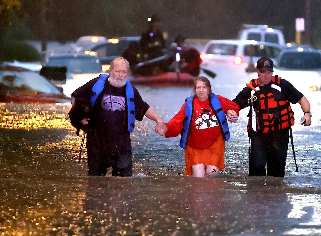 Historic flooding in St. Louis kills at least 1, strands others