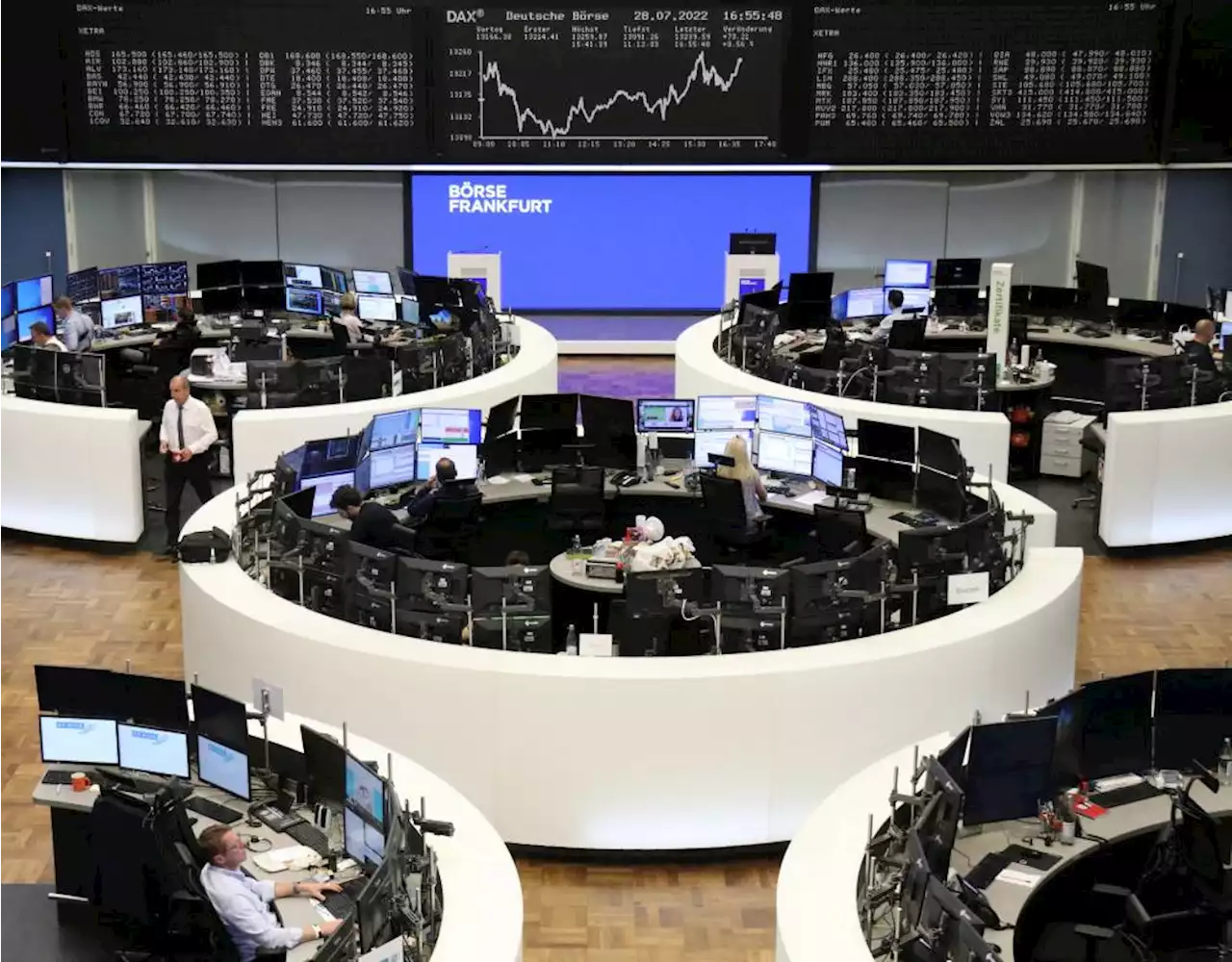 الأسهم الأوروبية تحلق قرب أعلى مستوياتها في 7 أسابيع