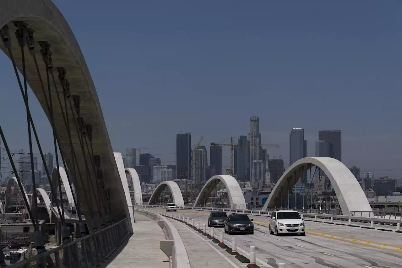 New Los Angeles bridge opens, then quickly closes amid chaos