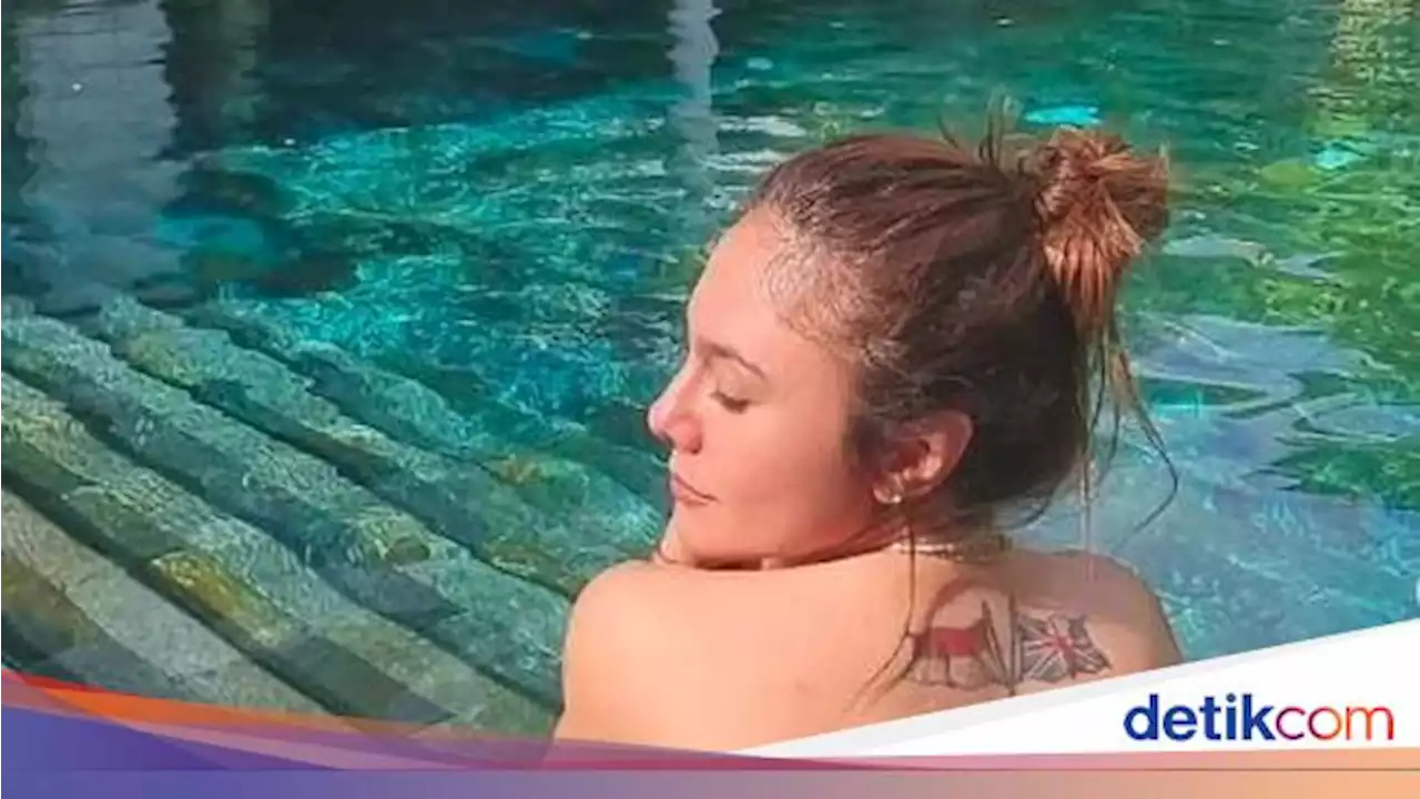 Hot! Wulan Guritno Berbikini dan Pamer Punggung