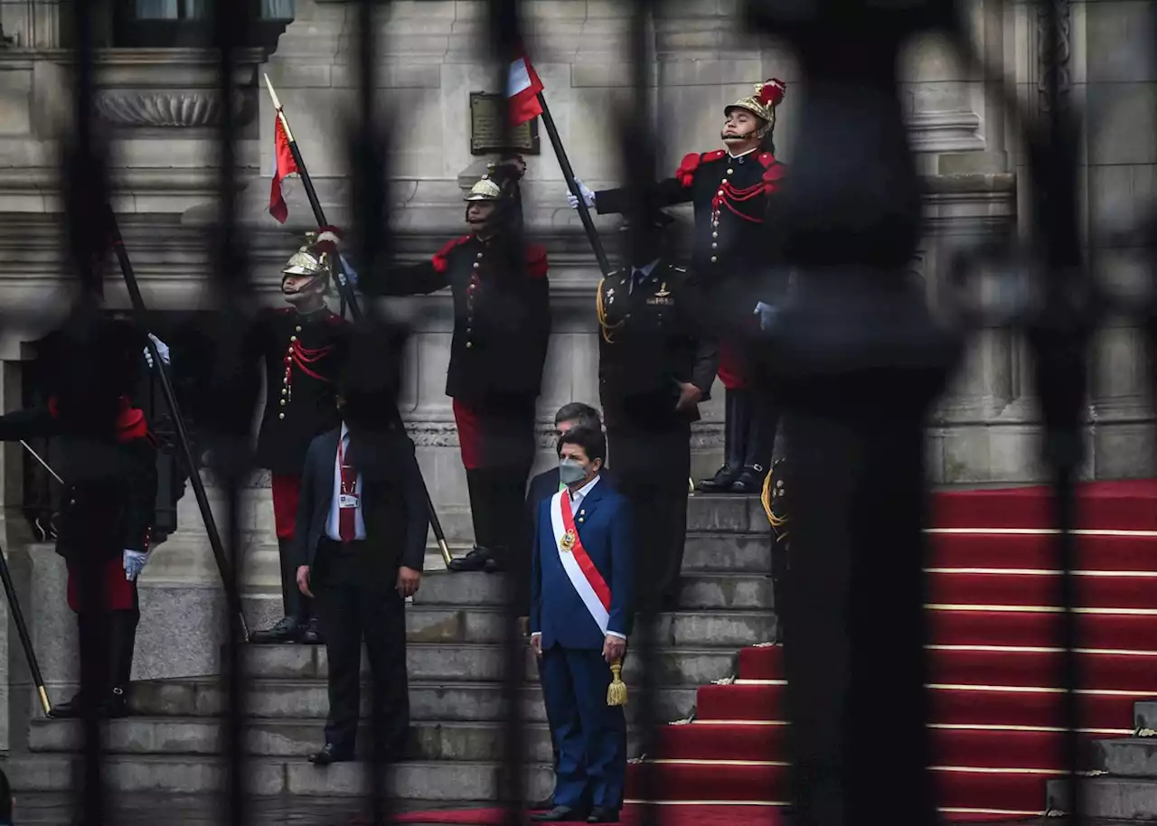 Peruanos marcham contra e a favor de Castillo, que completa um ano de mandato no Peru