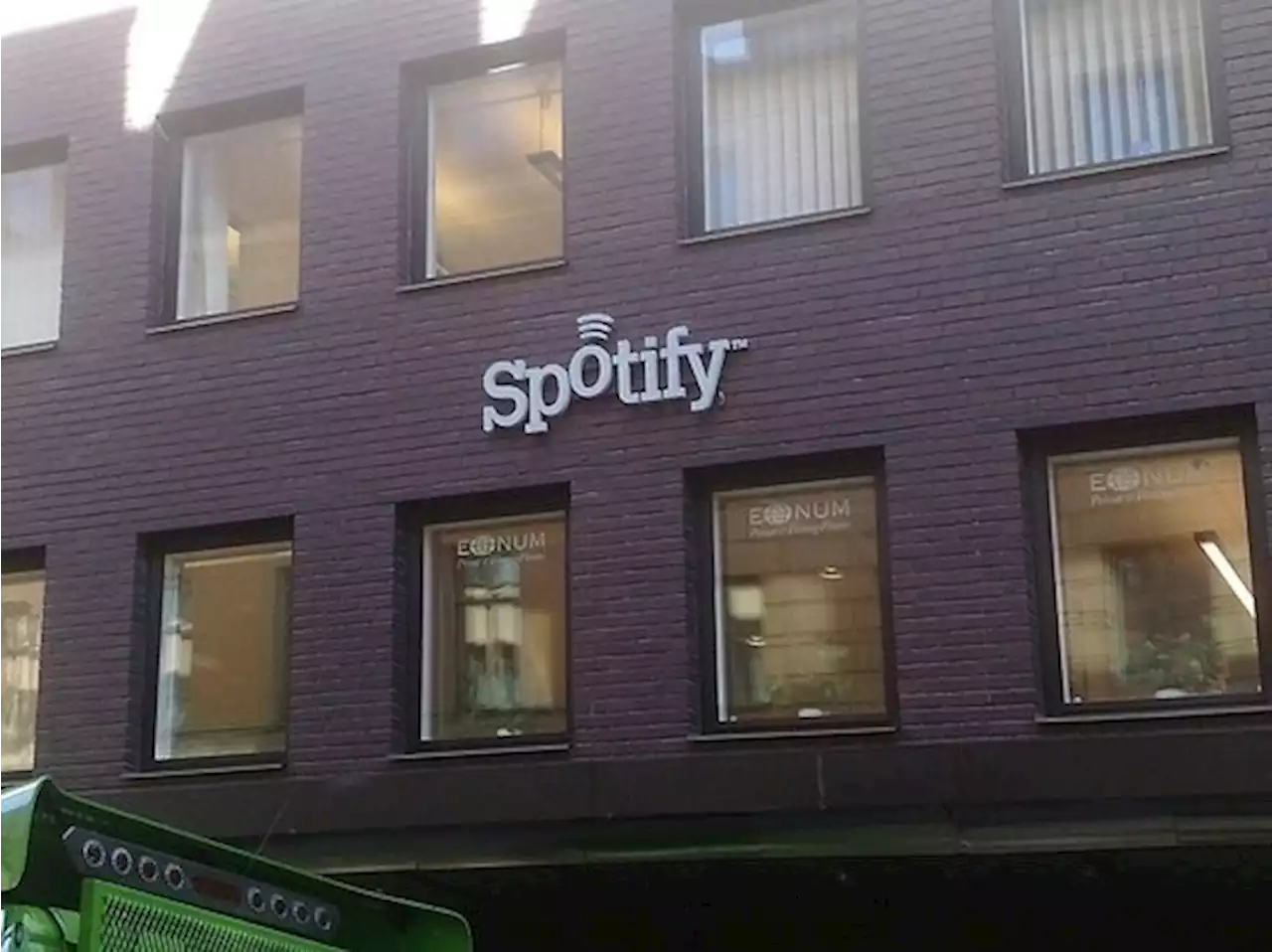 Российский суд оштрафовал Spotify за отказ локализовать данные