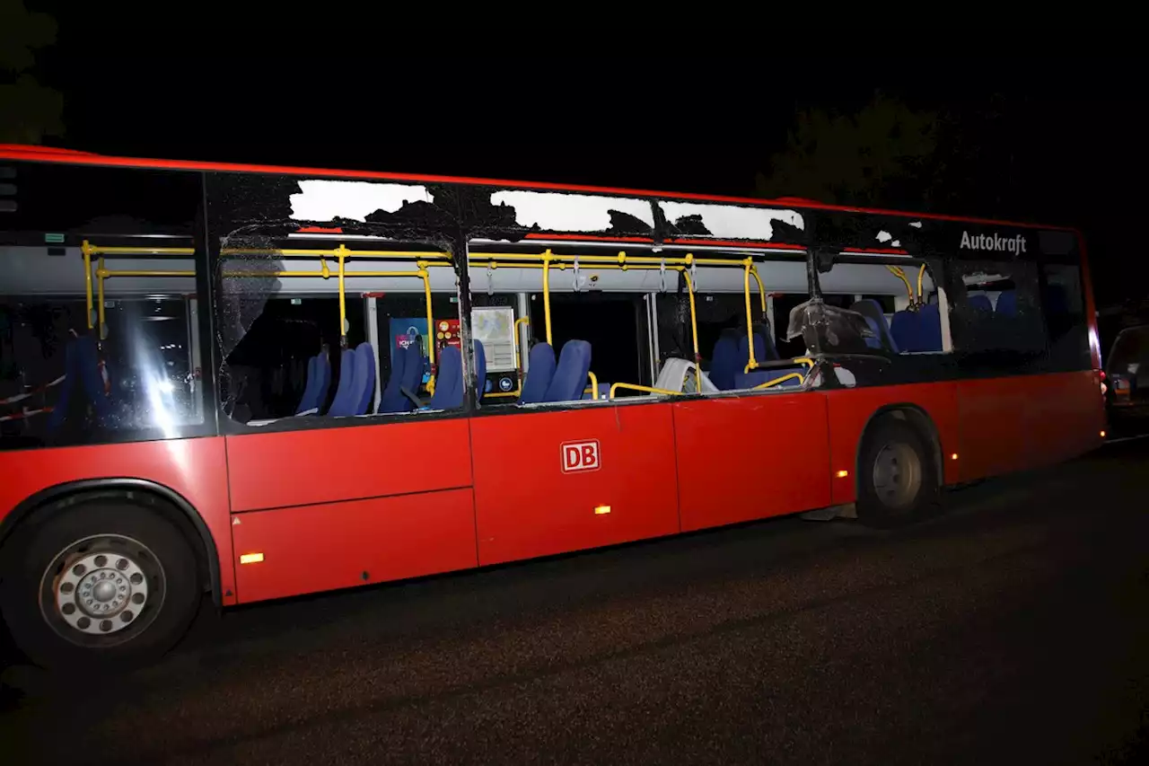 Auto schleudert in Bus, 16-Jährige stirbt: 22-Jähriger vor Gericht