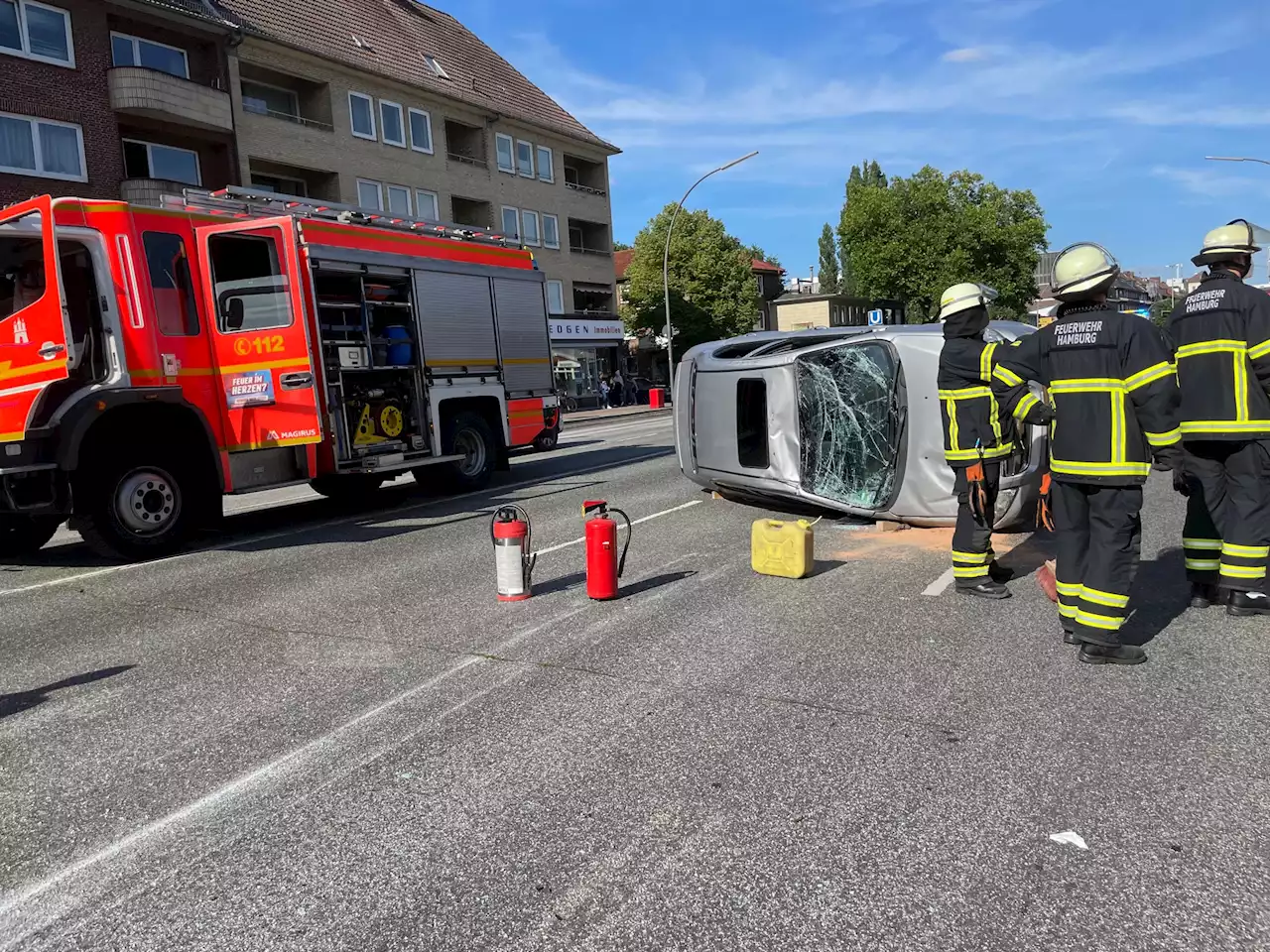 Familie mit Baby von Straße abgedrängt – Auto überschlägt sich