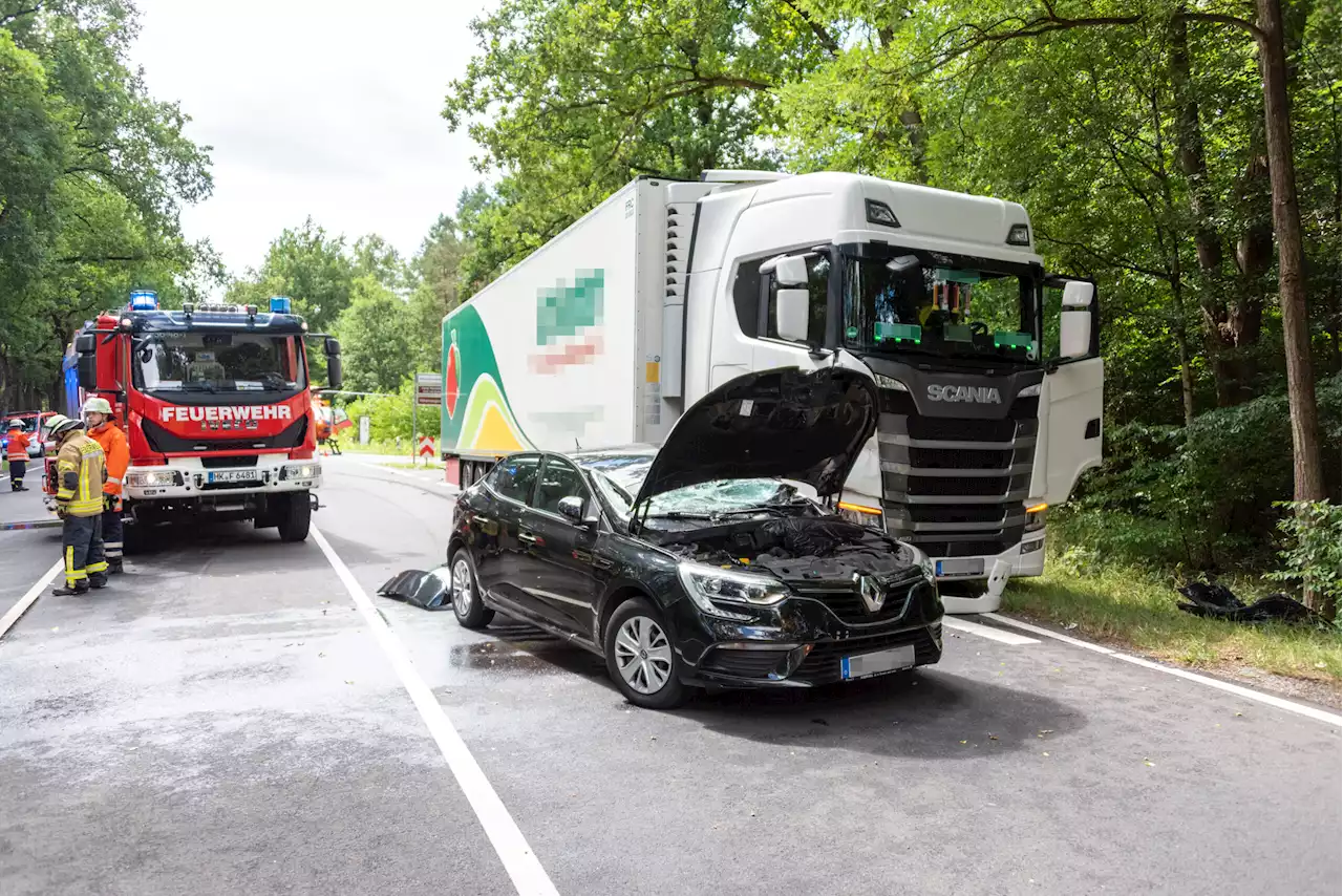 Lkw rammt Auto: Zwei Verletzte bei schwerem Unfall im Norden