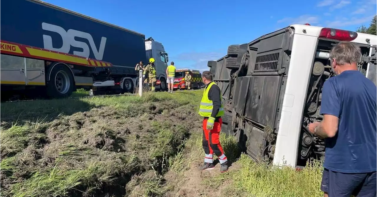 Buss från Karlstad välte på E18 utanför Oslo: ”Alla vid medvetande”