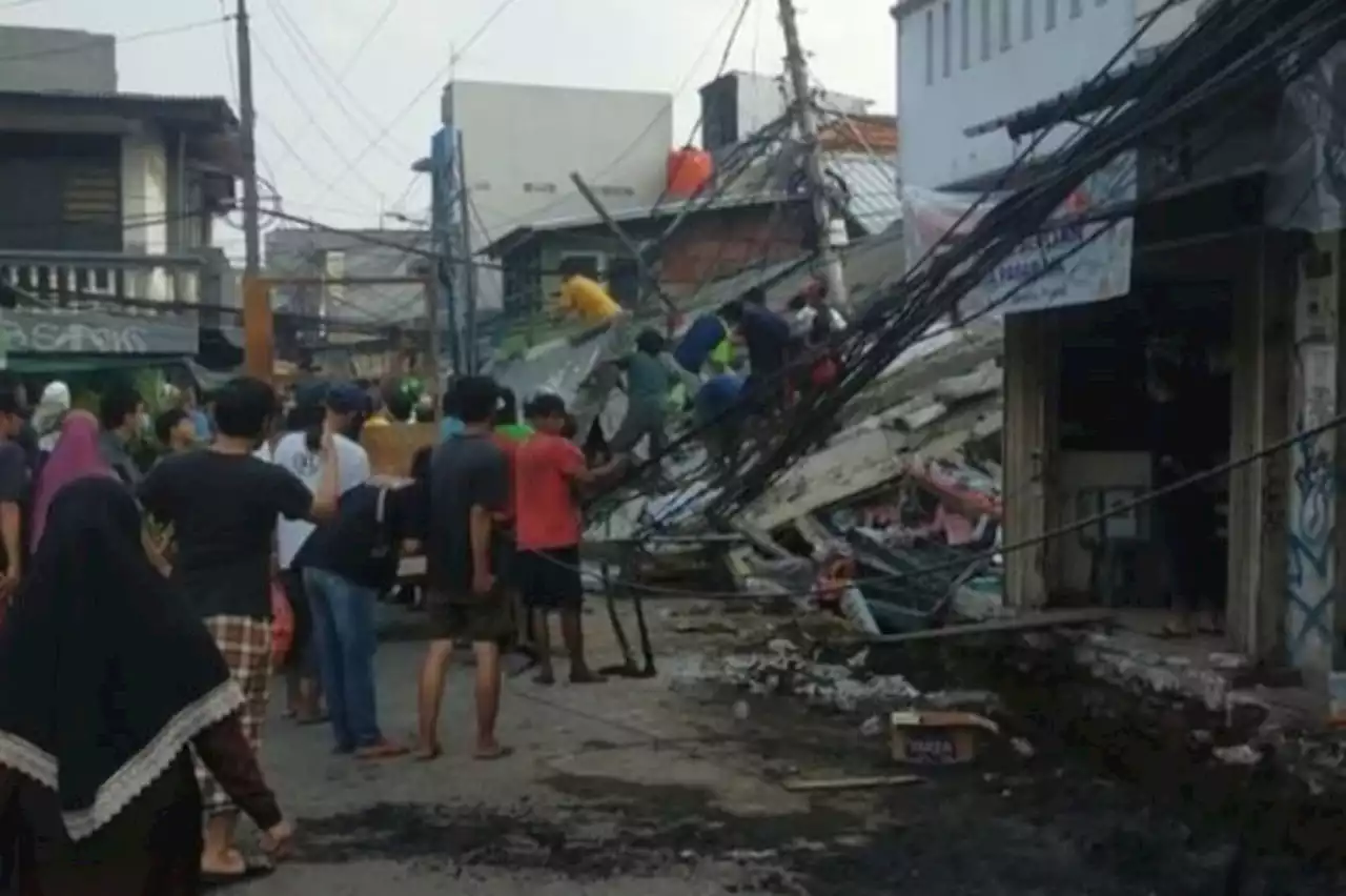 1 Bangunan di Johar Baru Roboh, 21 Personel Damkar Dikerahkan