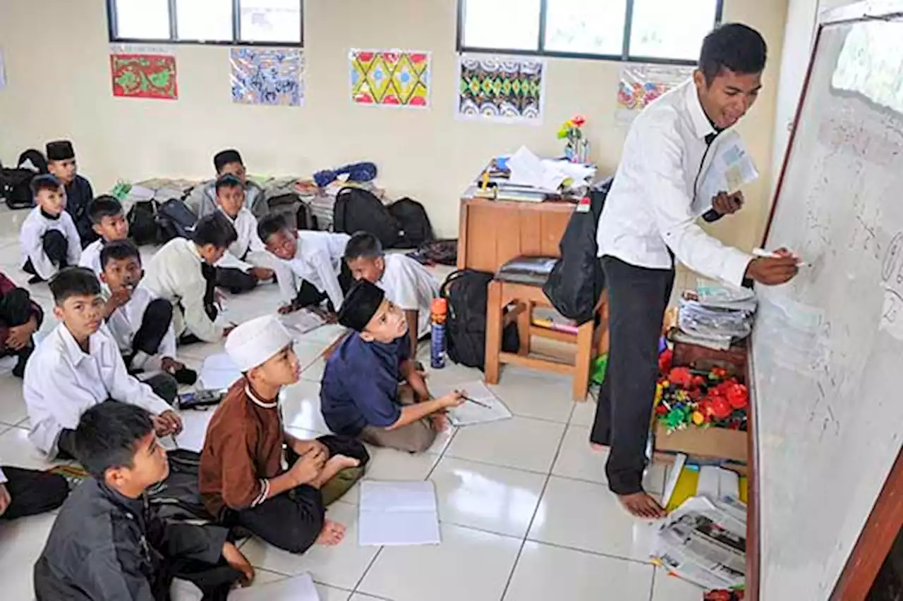 Kekurangan Kursi & Meja, Siswa SDN di Tambun Bekasi Belajar di Lantai