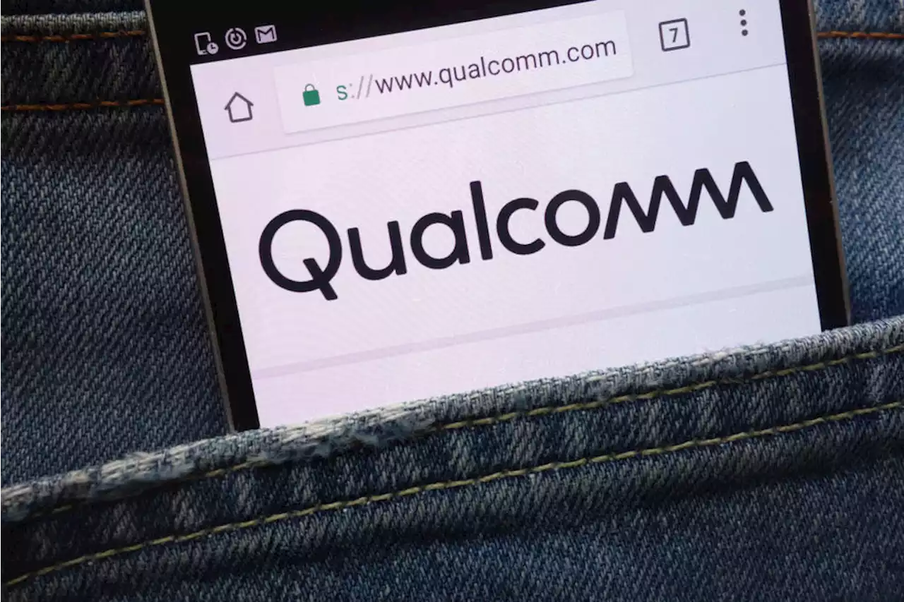 Qualcomm lowers smartphone chip outlook on worsening economy