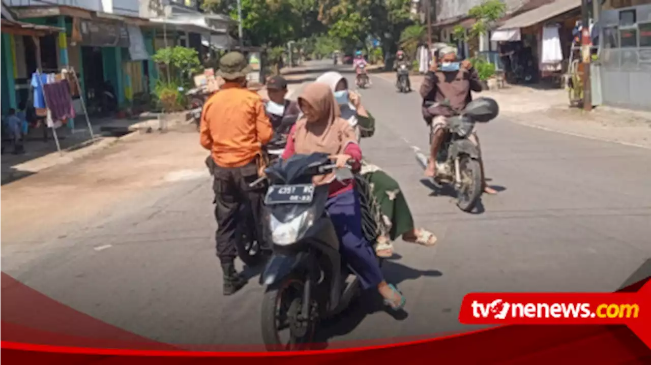 Dampak Hujan Abu Vulkanik Gunung Raung Terasa di Jember, Petugas BPBD Bagikan Masker ke Warga