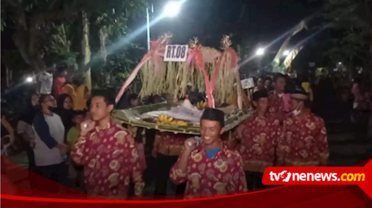 Sambut Malam Satu Suro, Ratusan Warga di Madiun Gelar Kirab Hasil Bumi Keliling Kampung Berharap Panen Melimpah