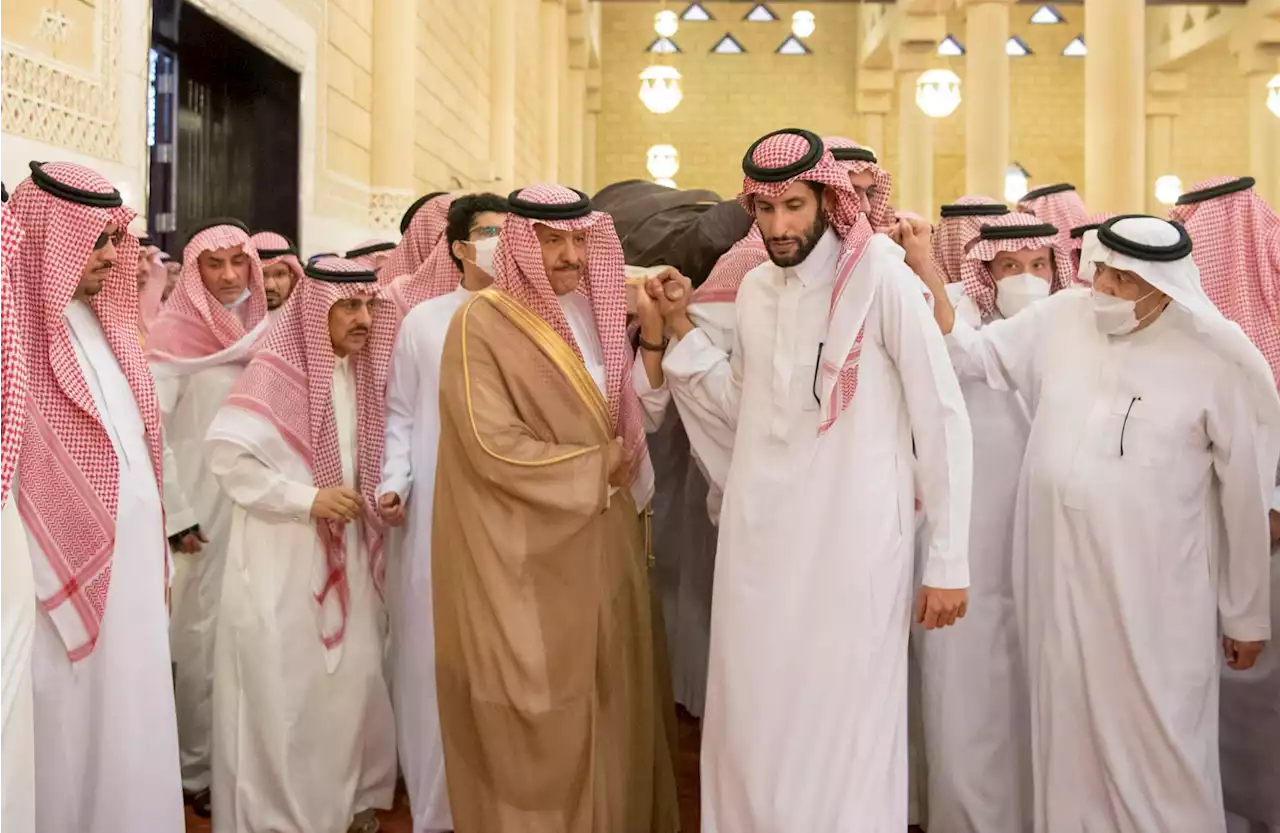 أمير الرياض بالنيابة يؤدي صلاة الميت على الأمير عبدالرحمن بن ناصر - صحيفة تواصل الالكترونية