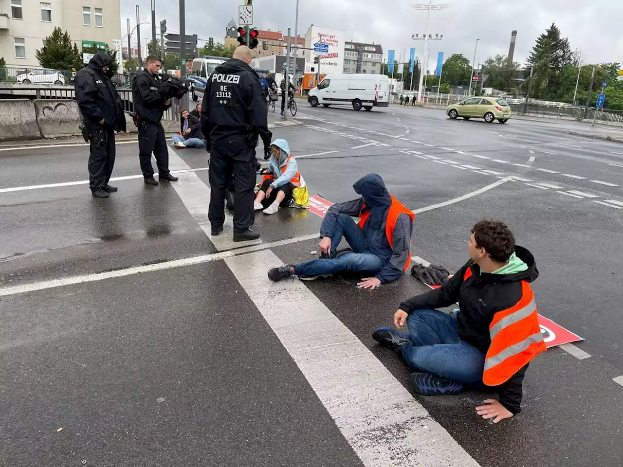 Berlin: Offenbar Rettungswagen von Klima-Aktivisten behindert