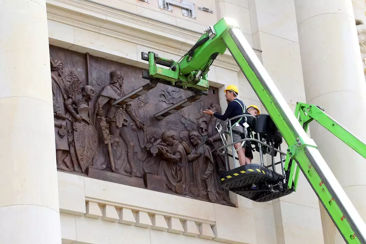 Rückkehr zum Schloss: Befestigung der rekonstruierten Bronzereliefs hat begonnen