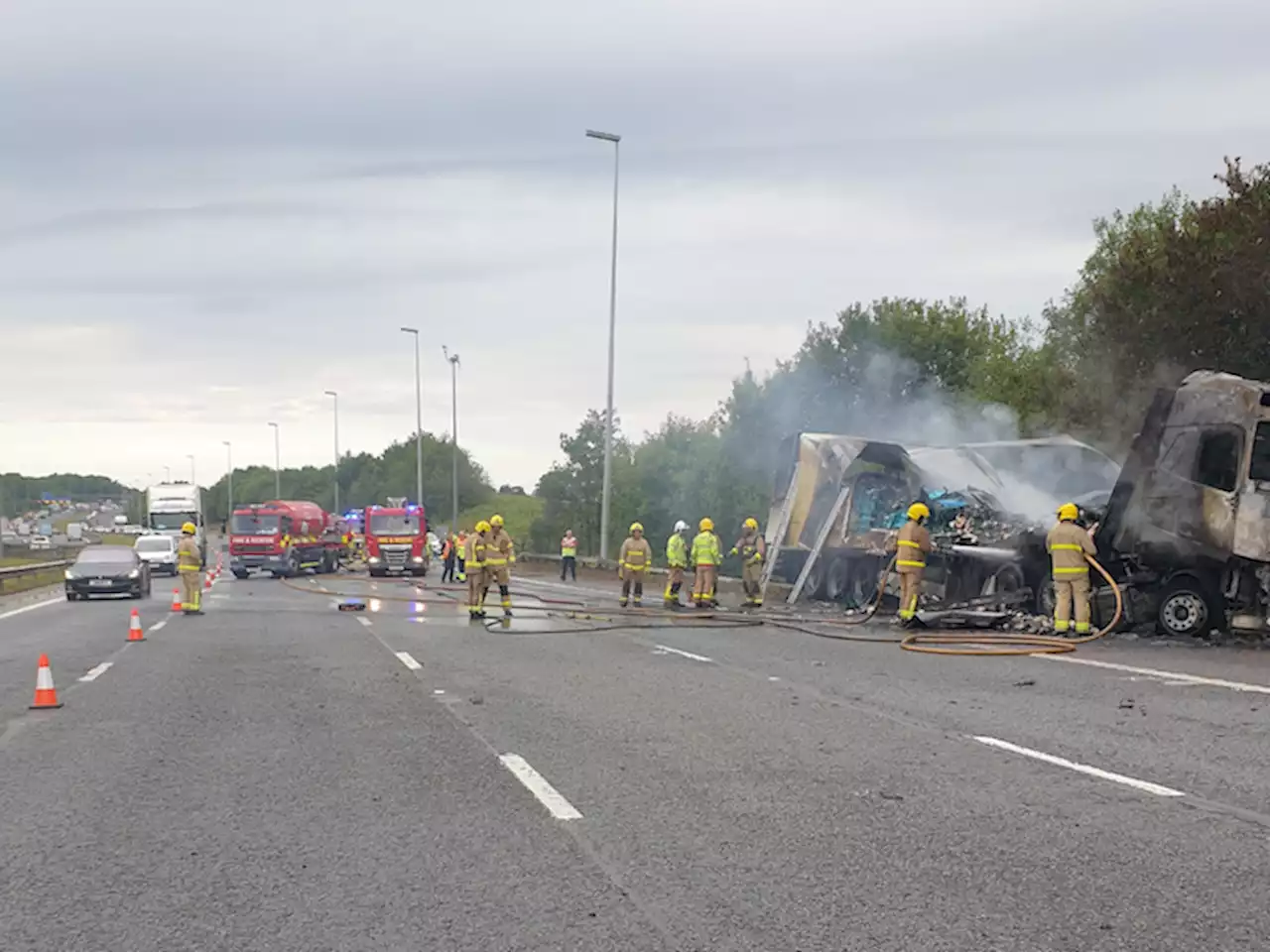 Long delays as firefighters battle lorry blaze on closed M6 near Ribbleton