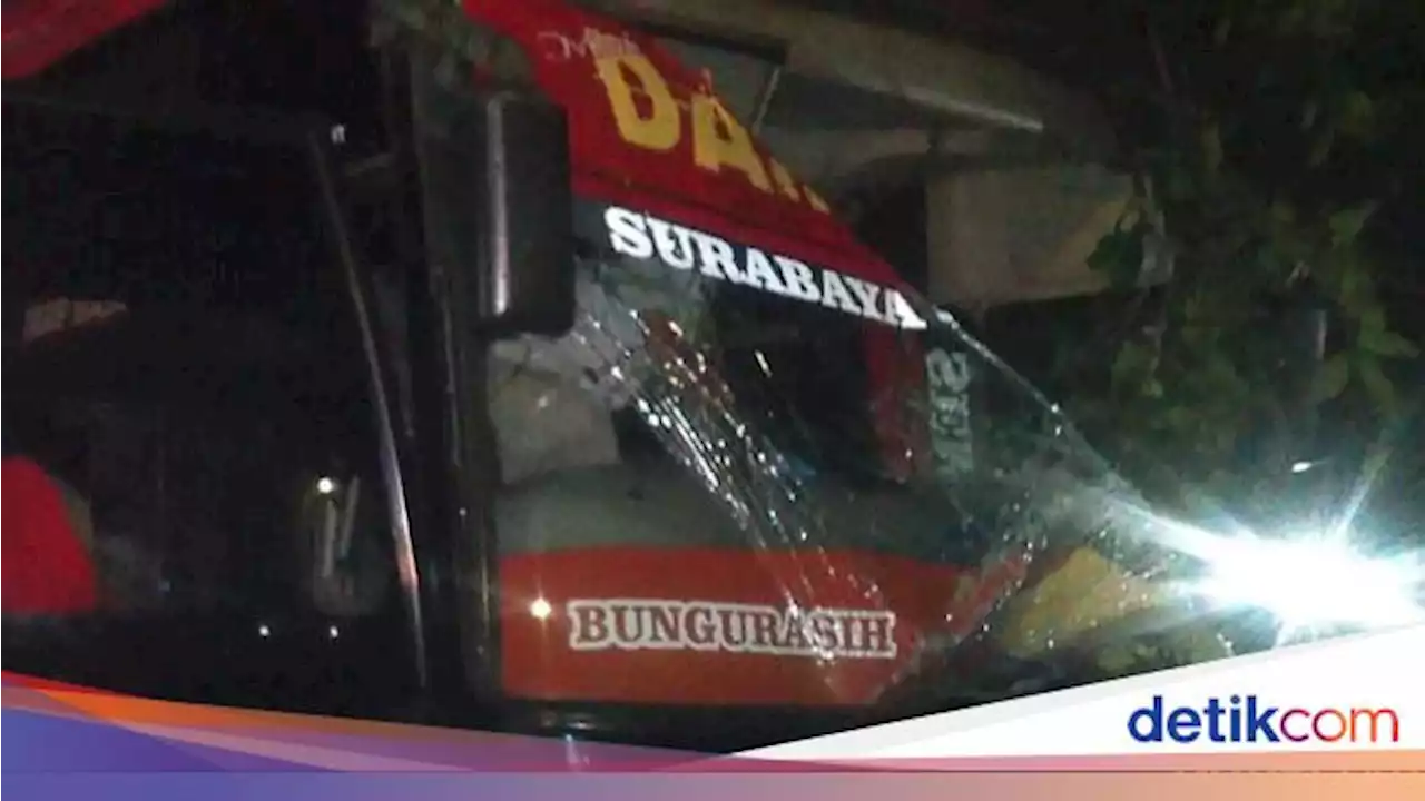 Adu Banteng Bus Vs Mobil Pribadi di Pantura Kudus