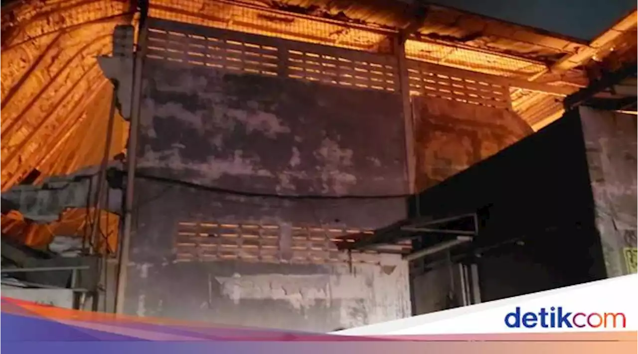 Polisi: Kebakaran Pabrik Pakaian Dalam di Jakbar Diduga Akibat Korsleting