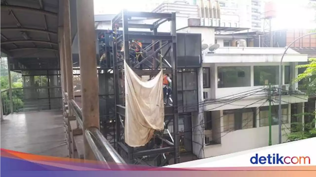 Penampakan Skywalk Kebayoran Lama yang Nyambung Halte Trans J-Stasiun KRL