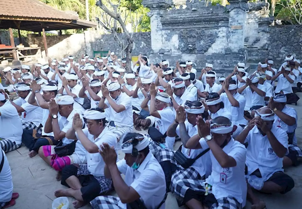 Warga Intaran Sembahyang di Dua Pura Sakral, Begini Doanya