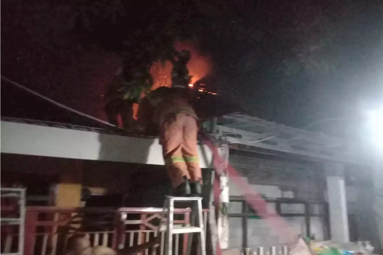 Detik-detik Rumah di Tambak Segaran Terbakar, Meledak 2 Kali