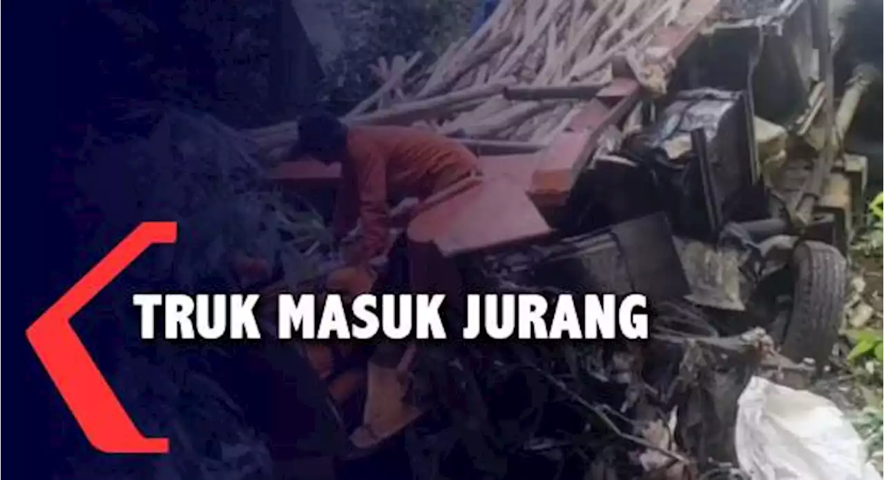 Truk Bermuatan Kayu Masuk Jurang di Simalungun