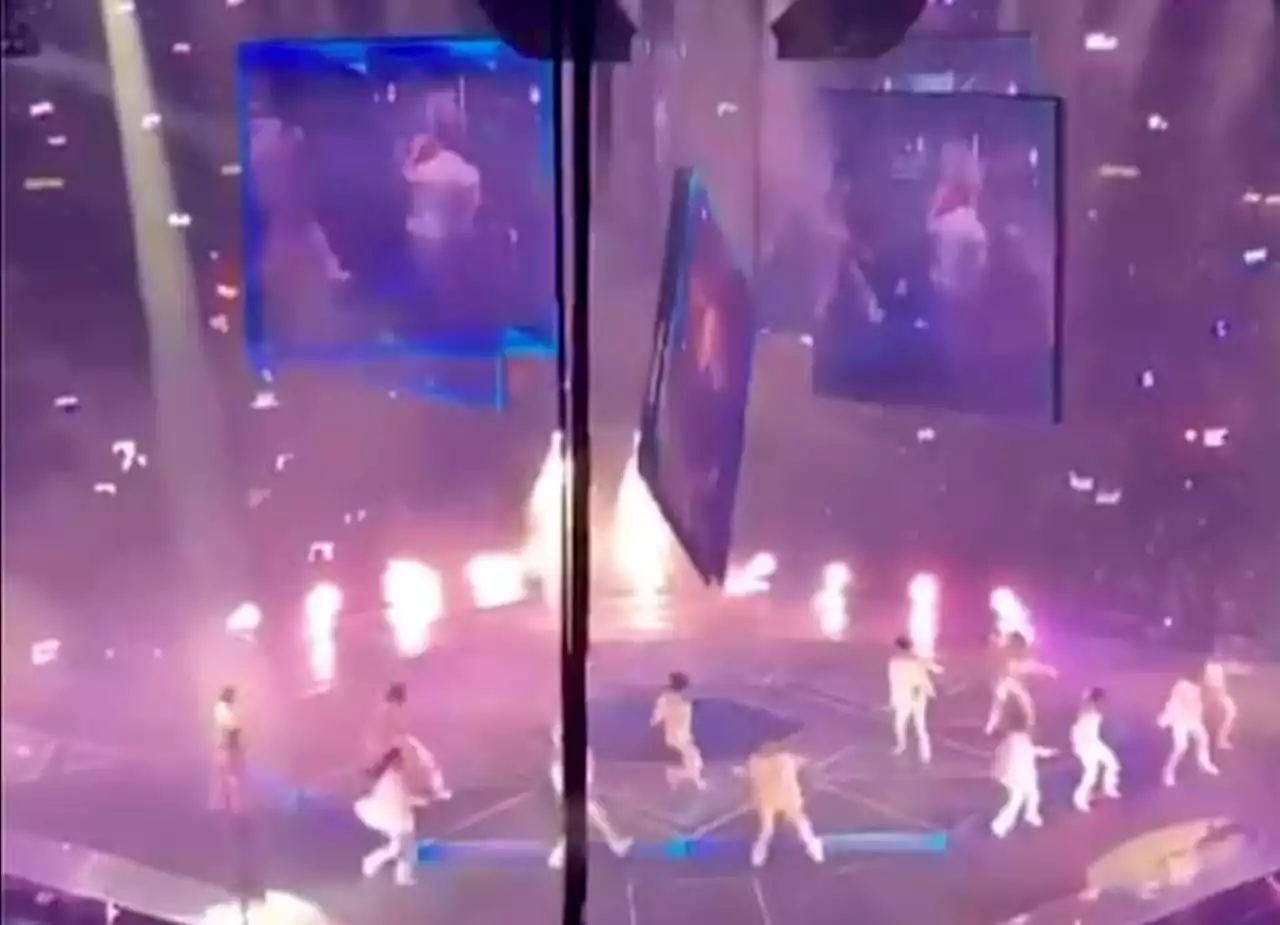 Falling screen hits 2 dancers on stage at Hong Kong concert