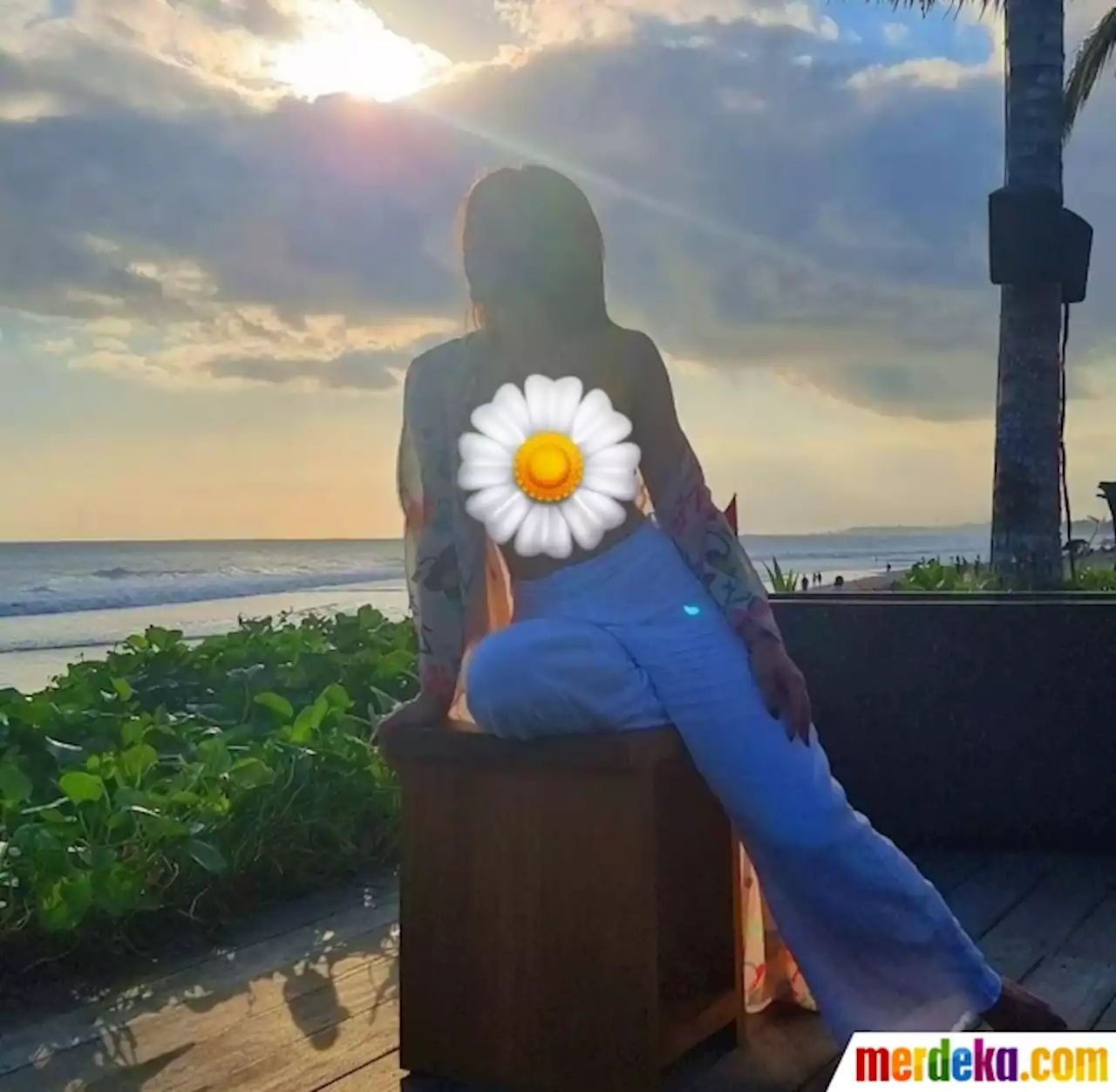 Foto : Liburan di Bali Bareng Kekasih, Potret Wulan Guritno di Kolam Renang Jadi Sorotan | merdeka.com