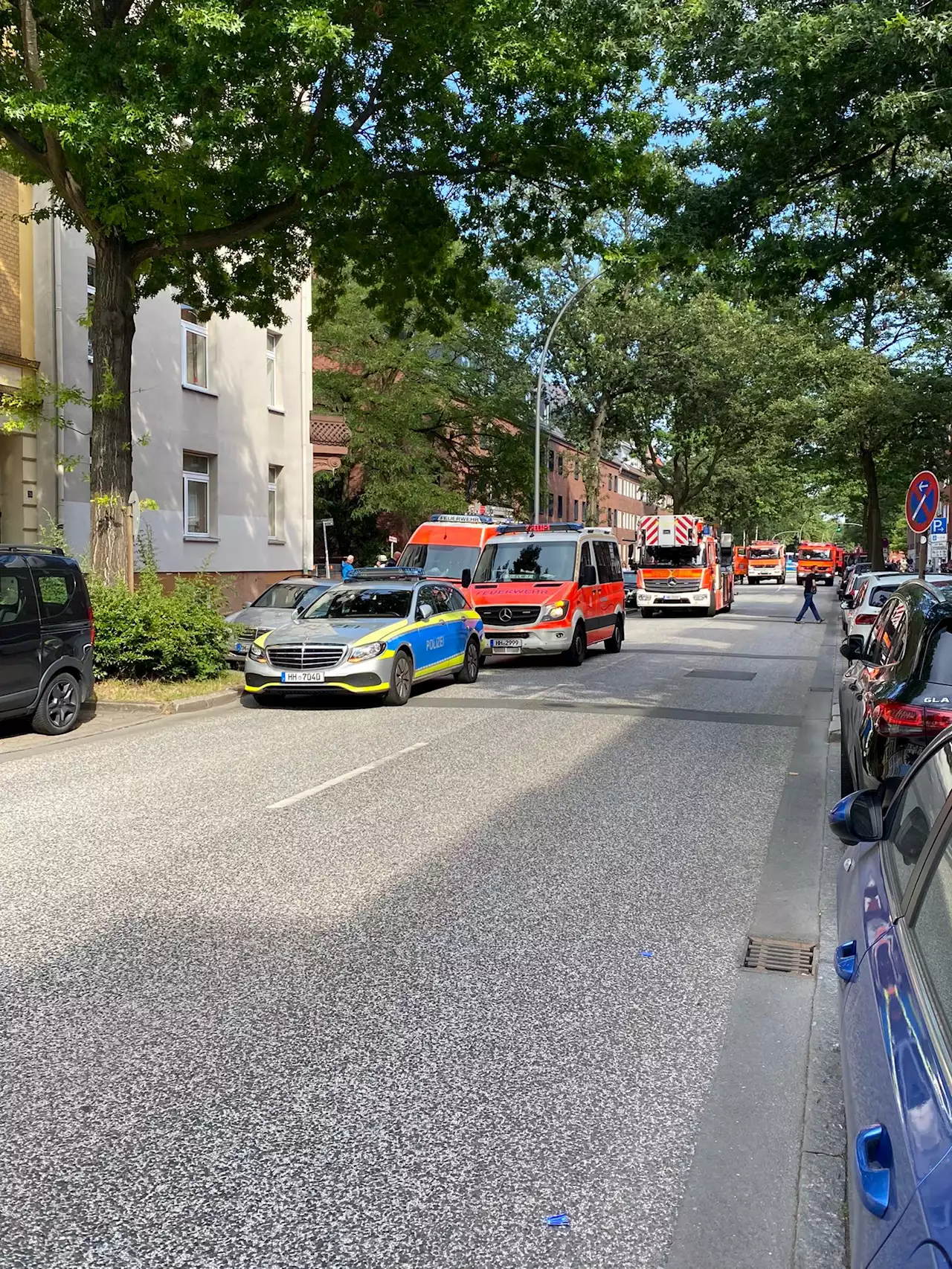 Dichter Qualm! Großeinsatz in Hamburg – weil Gruppe in Wohnung grillt