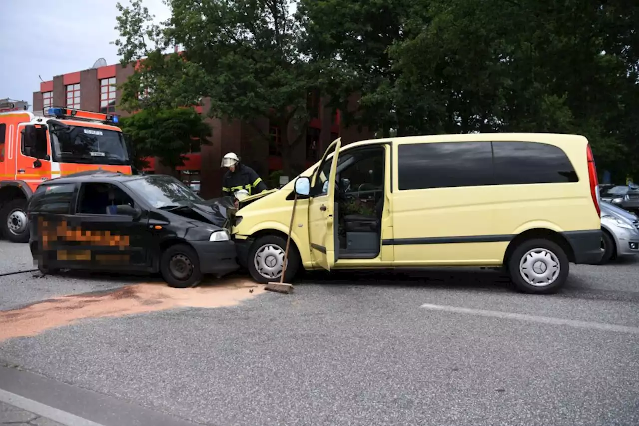 Unfall vor Metro in Hamburg: Zwei Verletzte und Stau-Chaos