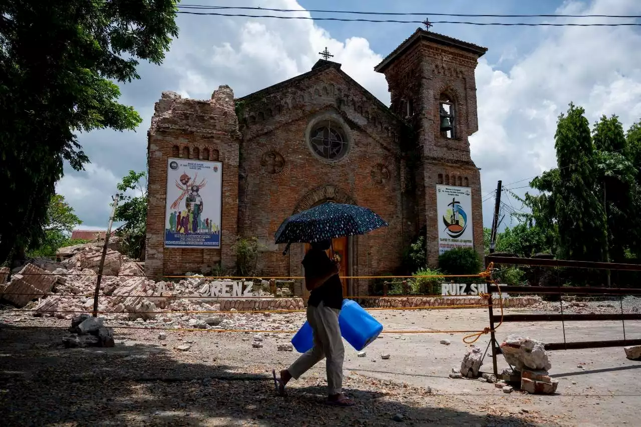 Philippines airlifts aid to areas cut off since earthquake