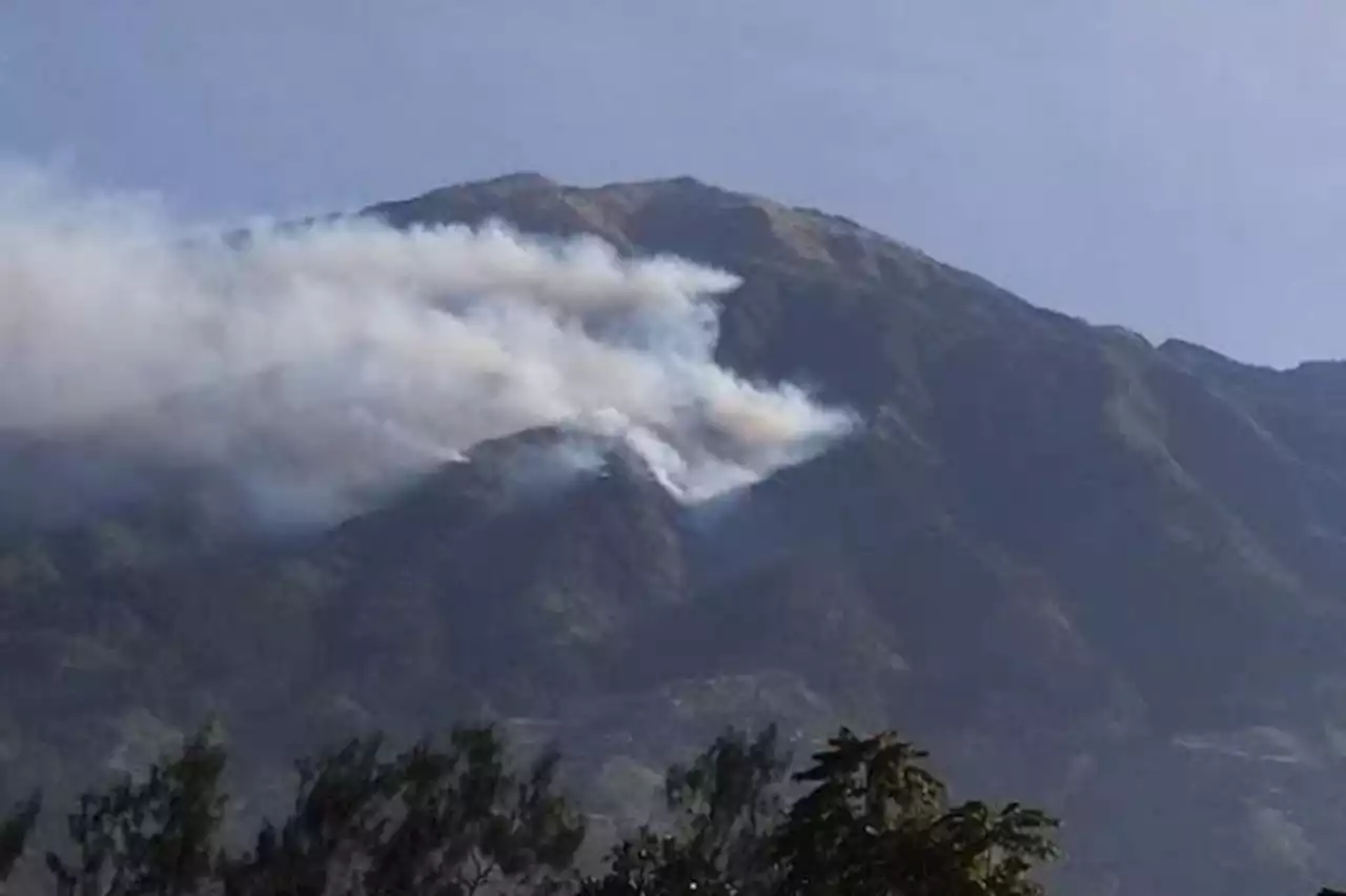 Malam 1 Suro Puncak Gunung Merbabu Dipadati Pendaki