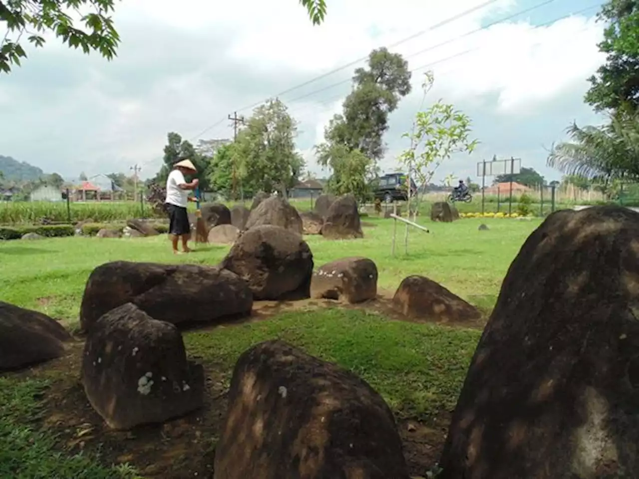 Situs Kubur Batu Kuno di Lembah Kali Samin Lereng Gunung Lawu