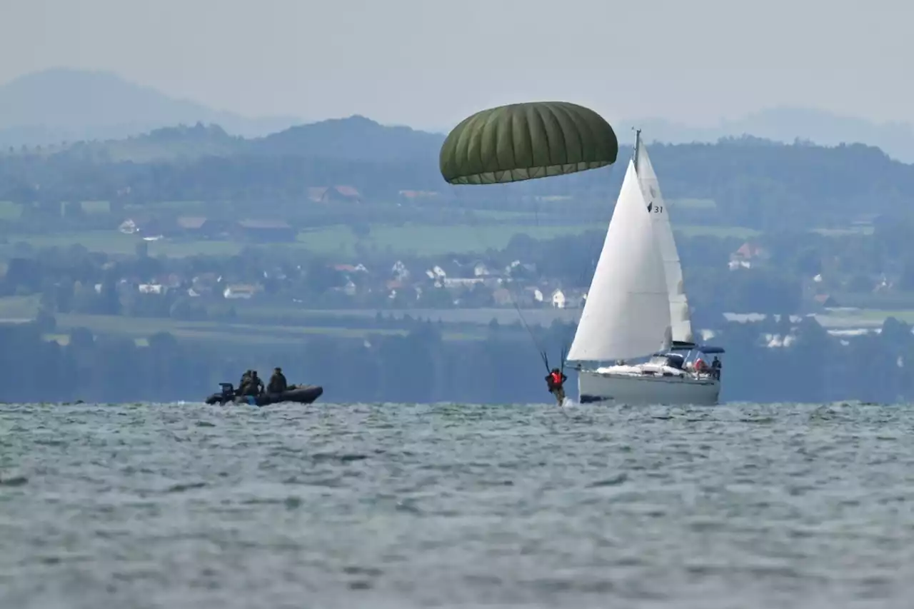 Fallschirmjäger der US-Army landen im Bodensee