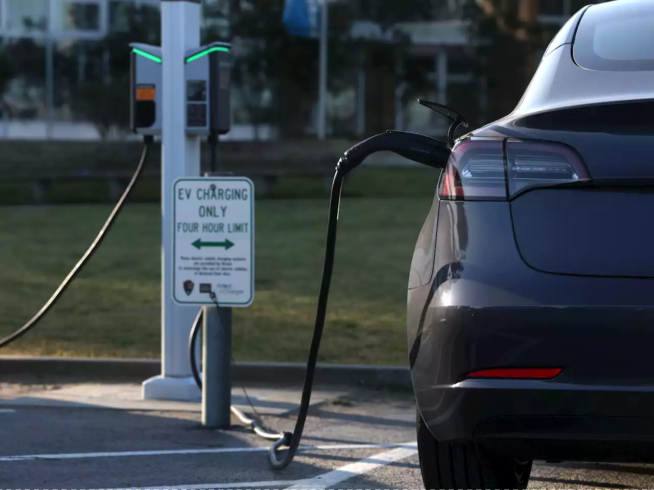 Canada welcomes U.S. bill to expand North American EV tax credits