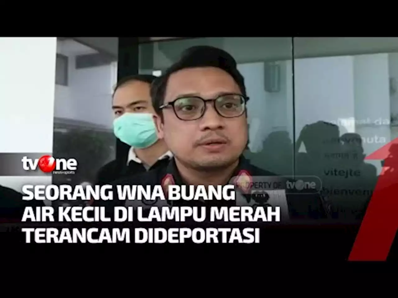 WNA Terancam Dideportasi Gegara Buang Air Kecil di Lampu Merah - tvOne