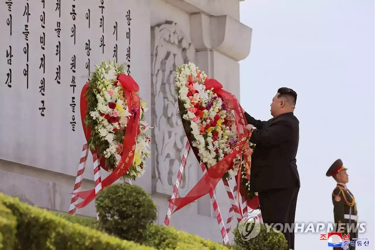 김정은, 북중 우의탑에 헌화…'북중친선 계승 발전될 것'(종합) | 연합뉴스