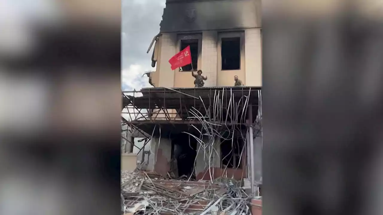 В Лисичанске водрузили знамя Победы над зданием администрации. Новости. Первый канал