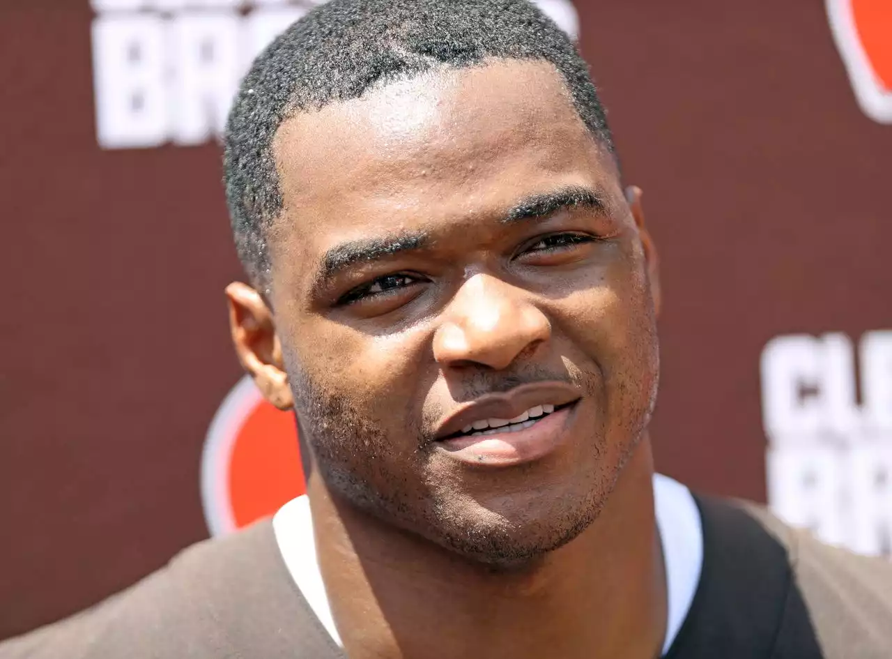 Watch Amari Cooper hilariously try to rank Alabama’s best receivers of all time; He couldn’t