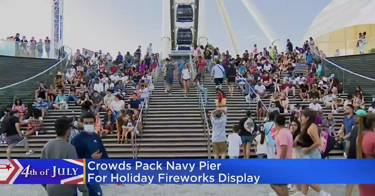 Crowds pack Navy Pier for holiday fireworks display