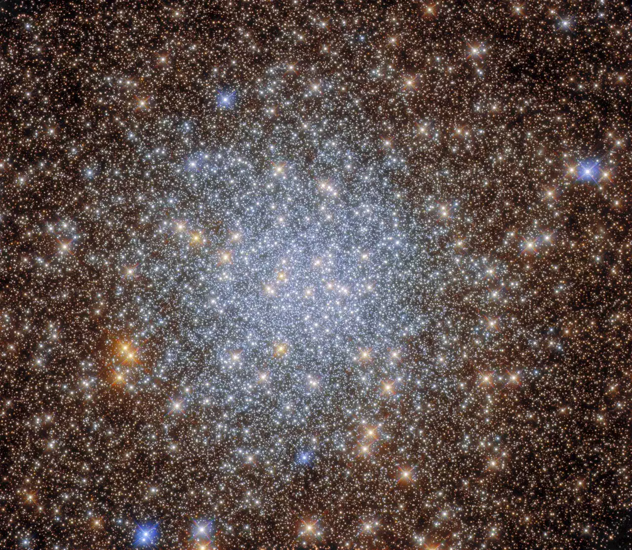 Hubble captures a glittering cluster of thousands of stars | Digital Trends