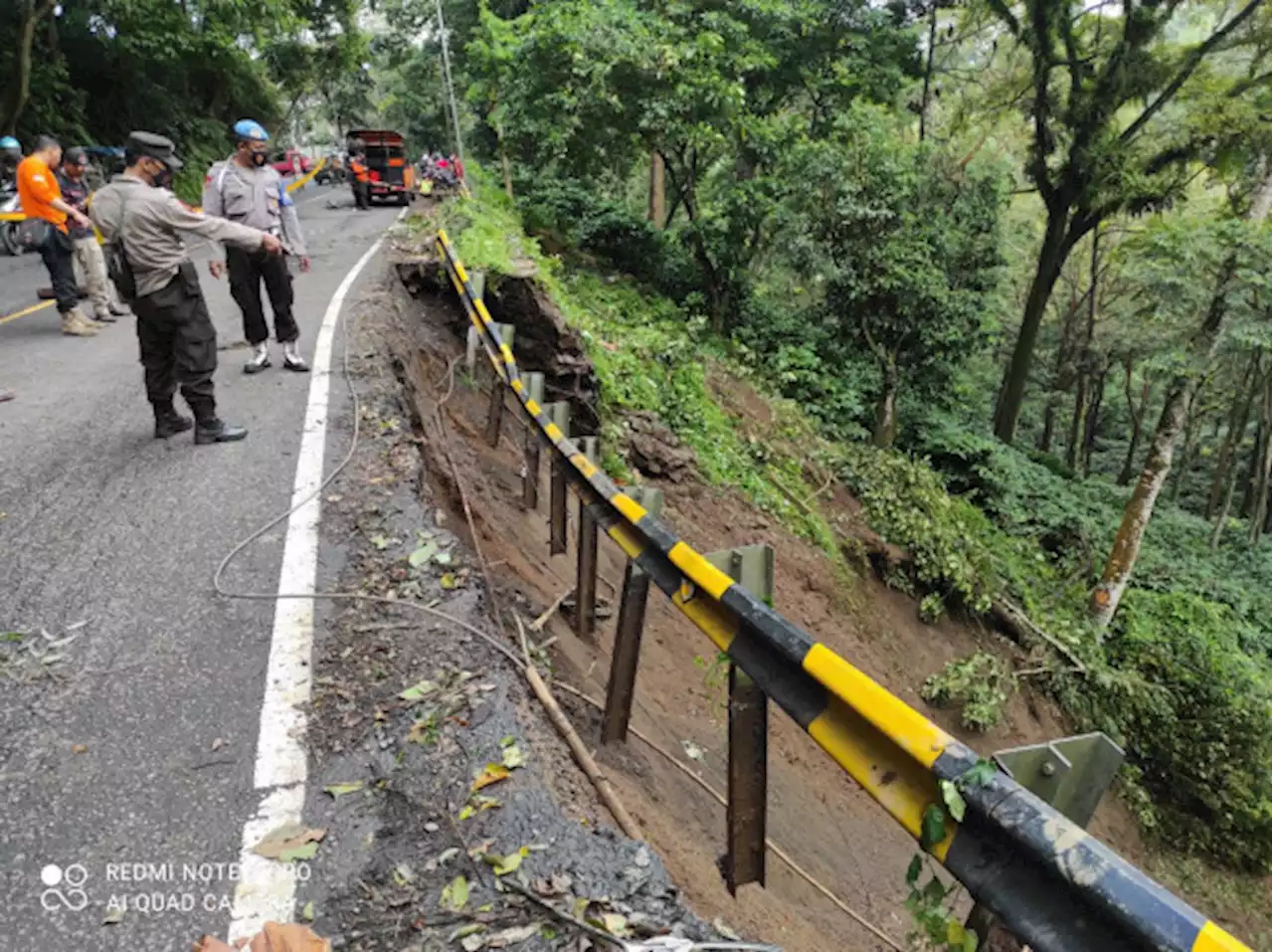 Awas, Tebing Gumitir Longsor!