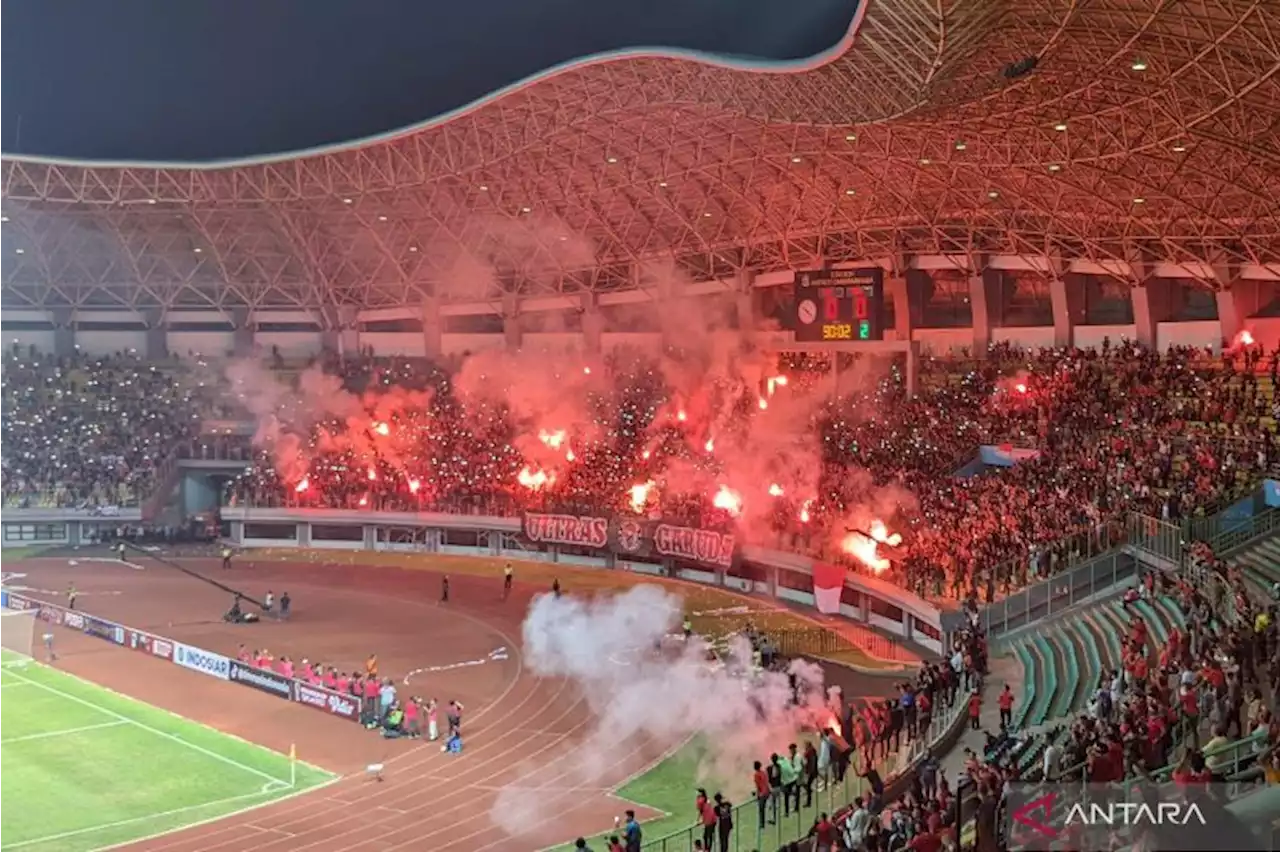 PSSI Terancam Sanksi akibat Petasan dan Flare dari Suporter Indonesia