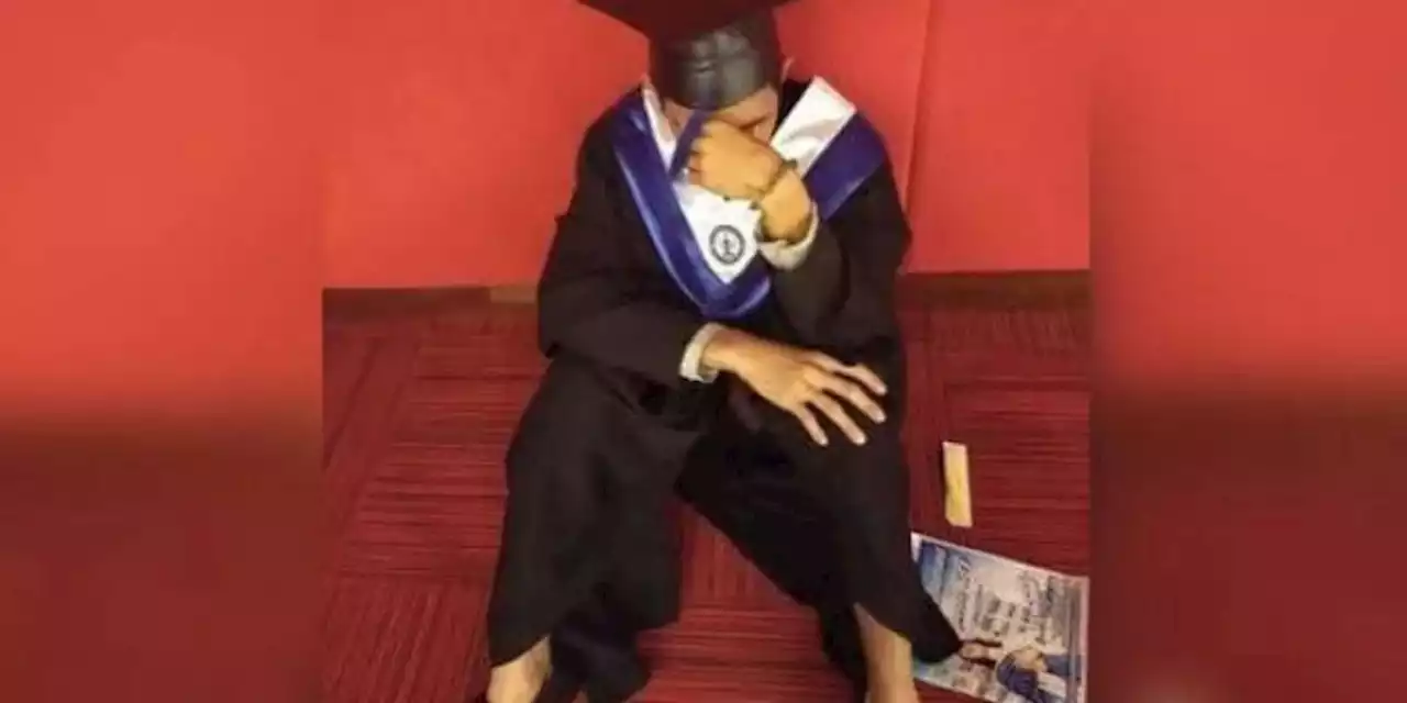 Joven llora devastado porque nadie de su familia fue a su graduación: 'espero haberlos enorgullecido'