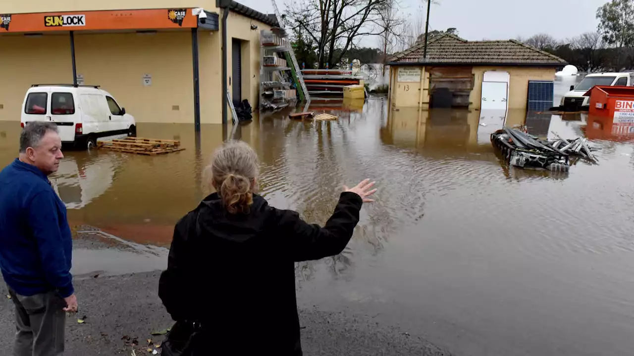 Thousands flee their homes as flooding hits Sydney