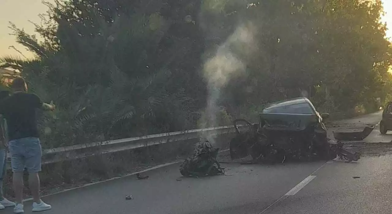 Ostia, incidente all'alba sulla via del Mare: l'auto ridotta a un ammasso di lamiere