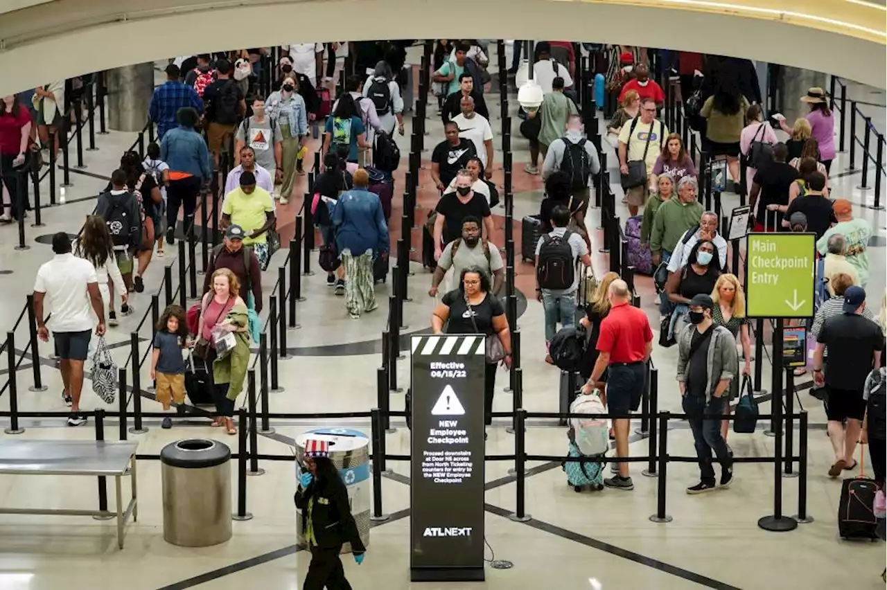 Hundreds of flights axed as US kicks off long holiday weekend