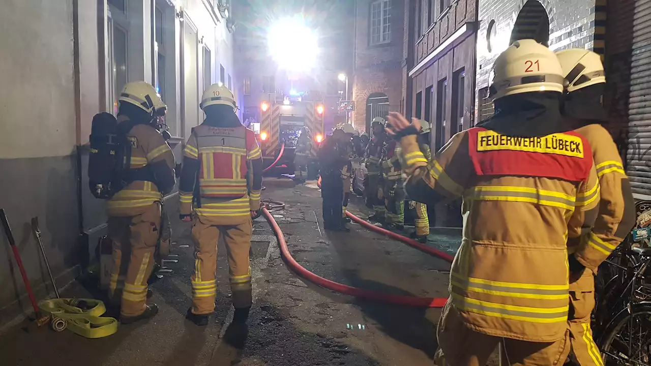 Bei Wohnungsbrand im Norden: Ein Toter, zwei Verletzte