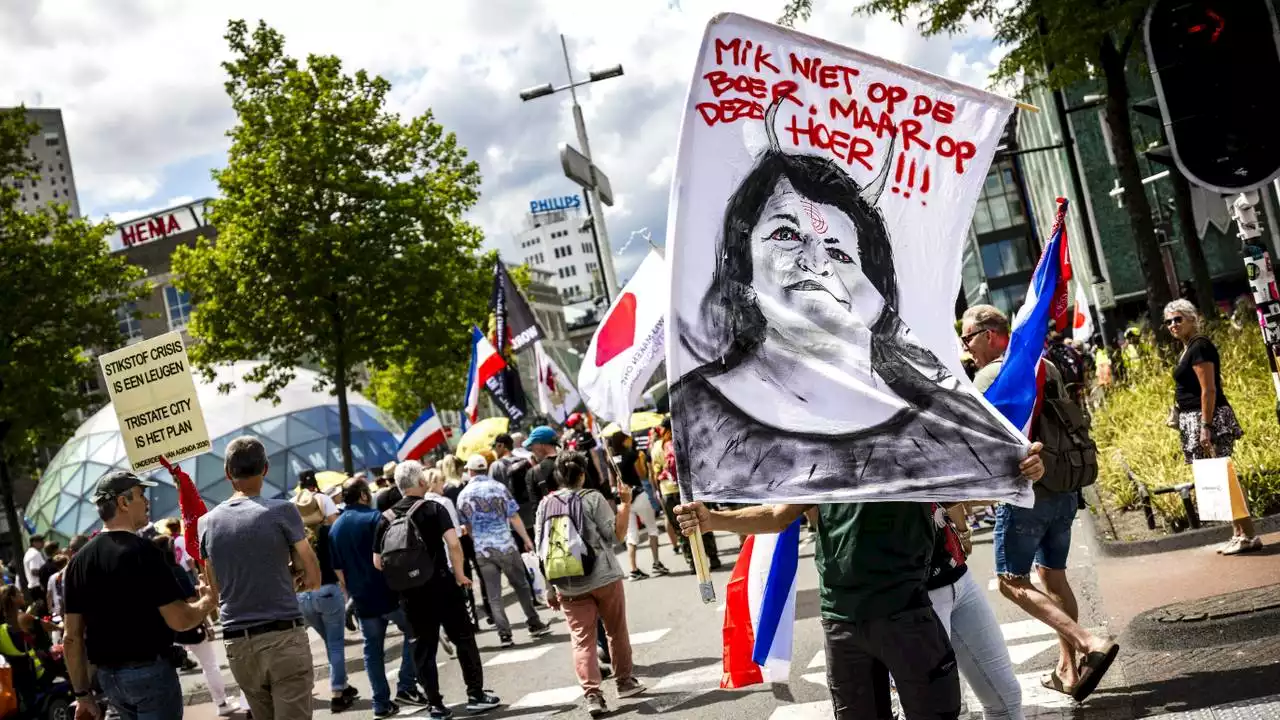 Spandoek met ‘mik niet op de boer, maar op deze hoer’ bij protest Eindhoven