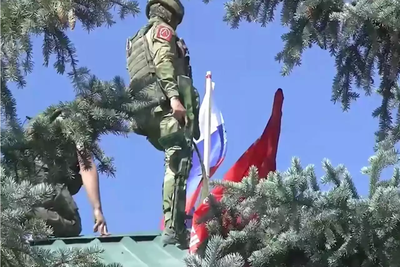 МО: Союзные войска водрузили Знамя Победы в Белогоровке, выйдя на границы ЛНР - Российская газета