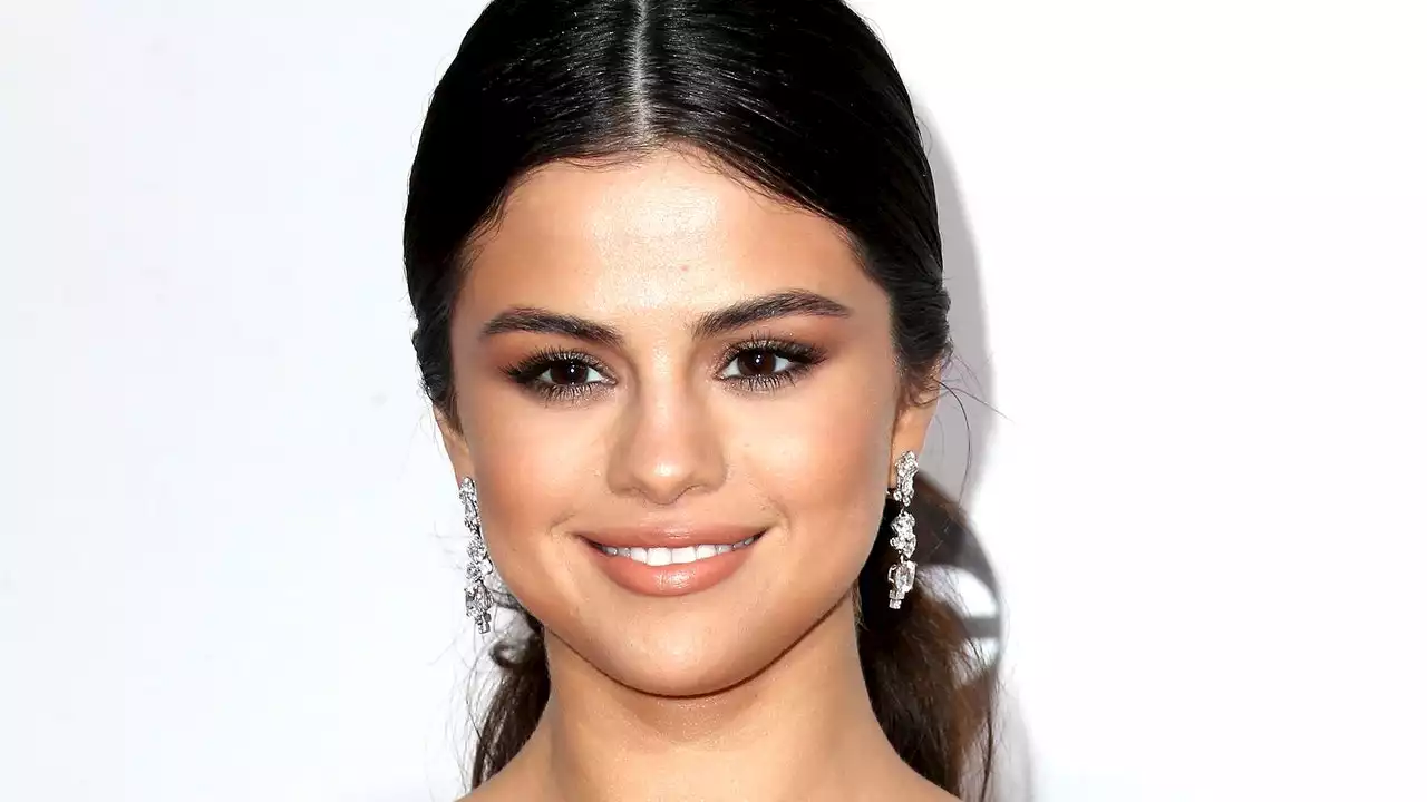 Selena Gomez impacta con una mirada felina gracias a este delineado cat-eye